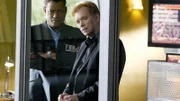 Dr. Ray Langston (Laurence Fishburne, l.) folgt einem Amtshilfegesuch seines Kollegen Horatio Caine (David Caruso), um die Ermittlungen im Fall einer vermissten jungen Frau zu unterstützen.