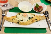 Spinat-Feta-Pide mit Tomaten- Petersilien-Salat und veganer Aioli, Vegetarisch von Saskia Wangler