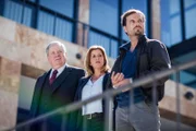 Der Staatsanwalt Sauberer Tod Das Team ist sichtlich erleichtert nach erfolgreicher Verhaftung: Rainer Hunold als Bernd Reuther, Fiona Coors als Kerstin Klar, Simon Eckert als Christian Schubert.