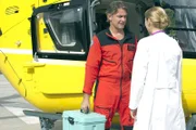 Michael Dörfler (Robert Lohr) übernimmt die medizinische Ausrüstung von Dr. Verena Auerbach (Gundula Niemeyer).