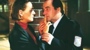Mona (Anja Beatrice Kaul), die einen Deal mit Blondie hat, überredet Kittler (Egon Hofmann), Blondie auf die Krankenstation zu bringen.