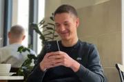 Dennis Wolfram (30) ist Single. Er benutzt Dating-Apps, aber erfährt dort durch Ghosting, Fakes und großem Zeitaufwand regelmäßig ein Dating-Burnout.