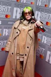 Billie Eilish bei den Brit Awards 2020 mit ihrem Award für "Best International Female"