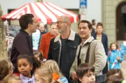 Entspanntes Treffen vor der Schule: v.l.n.r. Andreas (Tobias van Dieken), Gerd Frick (Peter Lohmeyer), Mark Lanius (David Rott).