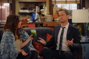 Das "Stinson Hangover Fixer Elixir" hat Ted, Robin und Lily (Alyson Hannigan, l.) schon geholfen, einen hartnäckigen Kater loszuwerden. Das einzige Problem: Nur Barney (Neil Patrick Harris, r.) kennt die geheime Zutat ...