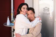 Esma (Özge Delioglan, l.) beeindruckt Nuray (Lilay Huser) damit, dass sie sich schützend vor sie gestellt hat.