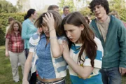 Axl (Charlie McDermott, r.) und Sue (Eden Sher, M.) betreuen die verletzte Morgan (Alexa Vega, l.) ...