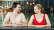 Max (August Wittgenstein) und Jenny (Birte Hanusrichter) kommen sich bei der Teambuilding-Maßnahme im Wellnesshotel wieder näher.