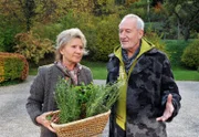 Alfons (Sepp Schauer, r.) berichtet Hildegard (Antje Hagen, l.) empört davon, dass ihn Gustl spontan beim Fotoshooting vertreten hat.