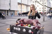 Dortmund: Bei einer Protestaktion will Peta-Aktivistin Alina auf das Leid von Nutztieren aufmerksam machen. Auf ihrem Grill: eine Hundeattrappe.
