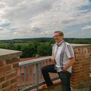 rbb Fernsehen MATTHIAS PLATZECK - EIN PORTRÄT, Film von Beate Tyron und Thomas Bittner, am Dienstag (27.08.13) um 20:15 Uhr. Berufspolitiker wollte er nie werden. Es kam anders. Aus dem Umweltaktivisten Matthias Platzeck wurde ein Rund-um-die-Uhr-Politiker. Über 23 Jahre regierte er. Jetzt tritt er zurück. Seine Gesundheit lasse 80-Stunden-Wochen nicht mehr zu. Beate Tyron und Thomas Bittner haben Brandenburgs bekanntesten Politiker in den Wochen vor seinem Abschied quer durchs Land begleitet.