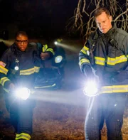 Aisha Hinds (Henrietta ‚Hen‘ Wilson), Peter Krause (Bobby Nash).