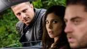 Furkan (Adrian Saidi, li.) sieht die Liebe von seinem Bruder Musab (Timur Işık) zu Aylin (Aylin Tezel) kritisch.