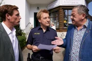 Die Rosenheimer Mordkommission ermittelt, nachdem ein Antiquitätenhändler erschlagen aufgefunden wird. Von links: Kommissar Bach (Patrick Kalupa), Polizist Mohr (Max Müller), Kommissar Hofer (Joseph Hannesschläger).