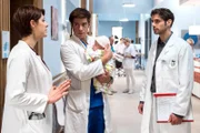 Theresa (Katharina Nesytowa, l.) und Ben (Philipp Danne, M.) müssen sich von Dr. Ahrend (Roy Peter Link, r.) eine Standpauke anhören. Sie haben Maja Ranowski einfach mit ihrem verstossenen Baby konfrontiert. Das war übergriffig und unprofessionell.