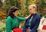 ARD STURM DER LIEBE FOLGE 1908, am Montag (13.01.14) um 15:10 Uhr im ERSTEN. Pauline (Liza Tzschirner, l.) tröstet Coco (Mirjam Heimann, r.), die damit hadert, dass Tina ihretwegen so großen Kummer hat.