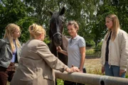 Dörte (Petra Kleinert, 2.v.l.), Anastasia (Luise Emilie Tschersich, l.) und Charlotte (Cheyenne Pahde, r.) haben das Gefühl, dass Lisa Wohlleben (Rhea Harder-Vennewald, 2.v.r.) ihnen etwas verschweigt.