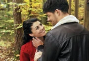 Daniel (Daniel Buder, r.) und Pauline (Liza Tzschirner, l.) küssen sich zum ersten Mal.