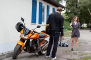 Julia Demmler (Wendy Güntensperger, r.) ermittelt undercover gegen Ben Treskow (Christopher Reinhardt, l.).