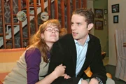 Max (Alexander Sternberg, r.) muss erkennen, dass seine Liebesmüh' vergebens war. Im Schlaf murmelt Lisa (Alexandra Neldel, l.) Davids Namen.