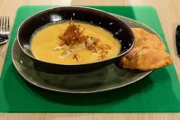 Süßkartoffel-Mango-Süppchen mit Räuchertofu und Bhatura, Vegetarisch von Sabine Plasberg-Keidel