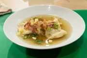 Maultaschen mit Apfel-Leber-Füllung und Zwiebel-Speck-Topping; "Mamas Küche" von Saskia Wangler
