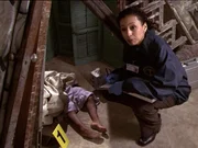 Die Leiche eines Kindes wird gefunden. Gerichtsmedizinerin Dr. Melinda Warner (Tamara Tunie, li.) untersucht den leblosen K^rper noch Vorort...