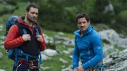 Die Bergführer Jan (Patrick G. Boll, l.) und Tobias (Markus Brandl, r.) beobachten den Streit zwischen den Eheleuten Lechner.