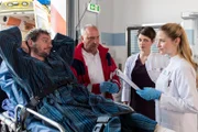 Jürgen Pfannenstiehl wird nach einem Sturz ins Johannes Thal Klinikum eingeliefert. V.l.n.r. Jürgen Pfannenstiehl (Maik Solbach), Komparse, Dr. Theresa Koshka (Katharina Nesytowa), Julia Berger (Mirka Pigulla).