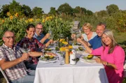 Jessica Schönfeld (Mitte links) stößt mit ihren Mitgärtnern an. v.li.n.re.: Jürgen Mees, Jessica Schönfeld, Jürgen Süß-Leonhardt, Irmgard Feuerbach, Walter Krögner und Jutta Braun.