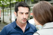 Eva (Julia Hartmann) trifft vor dem Brautladen auf Bahadir (Tayfun Baydar).