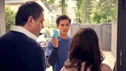 Timos (Tim Oliver Schultz, Mitte) Ex-Frau Nicki (Yasemin Cetinkaya) lebt mit Timos Ex-Manager Robert (Carlos Lobo, l) zusammen.