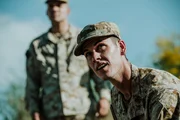 Der Soldat schaut erstaunt zu