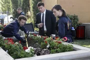 Hodgins (T.J. Thyne, l.) legt das Skelett einer Leiche frei, die in einem Pflanzenkübel entdeckt wurde. Booth (David Boreanaz) und Brennan (Emily Deschanel) müssen nun herausfinden, um wen es sich handelt und wie die Person zu Tode gekommen ist.  Die Verwendung des sendungsbezogenen Materials ist nur mit dem Hinweis und Verlinkung auf TVNOW gestattet.; Hodgins (T.J. Thyne, l.) legt das Skelett einer Leiche frei, die in einem Pflanzenkübel entdeckt wurde. Booth (David Boreanaz) und Brennan (Emily Deschanel) müssen nun herausfinden, um wen es sich handelt und wie die Person zu Tode gekommen ist.  Die Verwendung des sendungsbezogenen Materials ist nur mit dem Hinweis und Verlinkung auf TVNOW gestattet.