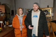 Toni (Olivia Marei) merkt, dass Erik (Patrick Heinrich) mit seinen Geschäftspartnern nicht sonderlich glücklich ist.
