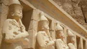Vor ihrem Totentempel lässt Königin Hatschepsut sich als männlicher Pharao darstellen.