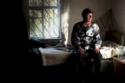 Regisseur Sebastian Heinzel in Wehrmachtsuniform beim Dreh in Weißrussland, wo sein Großvater im Fronteinsatz war.