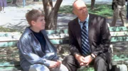 Als Baby wurde Tyler Blake (Ian Cronin, r.) entführt und verkauft. Nach Jahren soll er seine leibliche Mutter wiedersehen. Captain Cragen (Dann Florek) steht ihm zur Seite.
