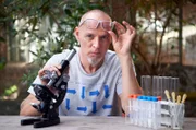 Welche Rolle spielen Mikroben beim Klimawandel? Forscher zeigen sich alarmiert: Die Mini-Lebewesen sind viel zu lange ignoriert worden. Denn: Etwa 90 Prozent der gesamten Biomasse in den Ozeanen besteht aus Mikroben. Thomas D widmet sich den talentierten Mikroorganismen bei Wissen vor acht - Natur.