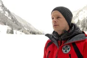 Bergretter Ben (Mirko Lang) macht sich große Sorgen um seine Kollegen, zu denen schon vor Stunden der Kontakt abgebrochen ist.