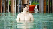 Max (August Wittgenstein) im Hotelpool.