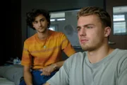 Unter einem Vorwand besucht Bruno (Martin Peńaloza Cecconi, l.) Phillip (Eric Cordes, r.) im Krankenhaus und hofft, ihn so wieder motivieren zu können, sich nicht aufzugeben.