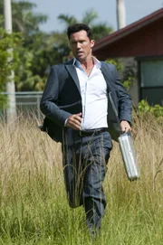Michael (Jeffrey Donovan) bleibt nicht viel Zeit, um seine Kollegin aus einer brenzligen Situation zu befreien. Sie wird von einem ehemaligen Kontaktmann in einem brennenden Lagerhaus festgehalten...