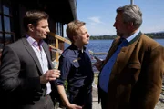 Kommissar Hansen (Igor Jeftić, l.), Polizist Mohr (Max Müller, M.) und Kommissar Stadler (Dieter Fischer, r.) stellen nach der Tatortbegehung erste Überlegungen an.