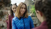 Die Lehrerin Miss Murphy (Amy Marston) fühlt sich bestätigt: Sie meint, dass ein normaler Schulalltag zu anstrengend für Addie (Lola Blue, r.) sei. Audrey (Eve Midgley, 2.vl.) ist neu im Ort und freundet sich mit Addie an. Emily (Grace Wood, l.) dagegen hat nichts Gutes im Sinn.