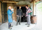 SRF bi de Lüt  Wunderland - Val Bedretto TI Staffel 5, Episode 6 Die einheimischen Strahler Marco und Gilberto Leonardi : stellen ihre Funde in einer nachgeahmten Kristallgrotte aus