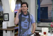 Anna bittet Alexander (Paul T. Grasshoff) am Telefon, zu ihr nach Hamburg zu kommen.