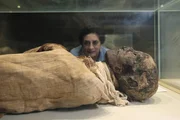 Kairoer Museum, &Auml;gypten - Salima Ikram betrachtet die Mumie von Ramses III.