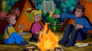 Bernard Blocksberg (r.) hat für Bibi (M.) und Marita (l.) ein Lagerfeuer gemacht.