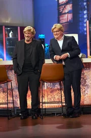 Torsten Sträter und Moderator Oliver Welke (r) mit völlig neuen Kopfbedeckungen.